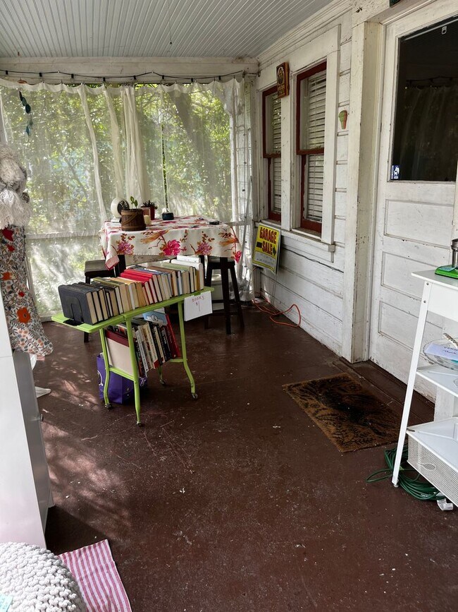 Building Photo - Easy St. Two Bedroom