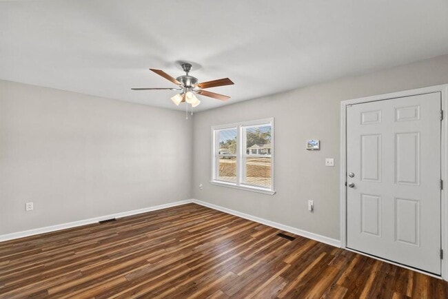 Building Photo - Newly Remodeled Hubert Home