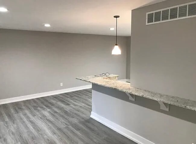 Building Photo - 2866 Baylis Dr