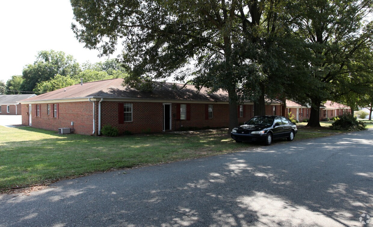 Primary Photo - 505 Oneida St