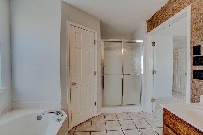 Foto del edificio - GORGEOUS 3 BED 2 BATH / CUL-DE-SAC / BA SC...