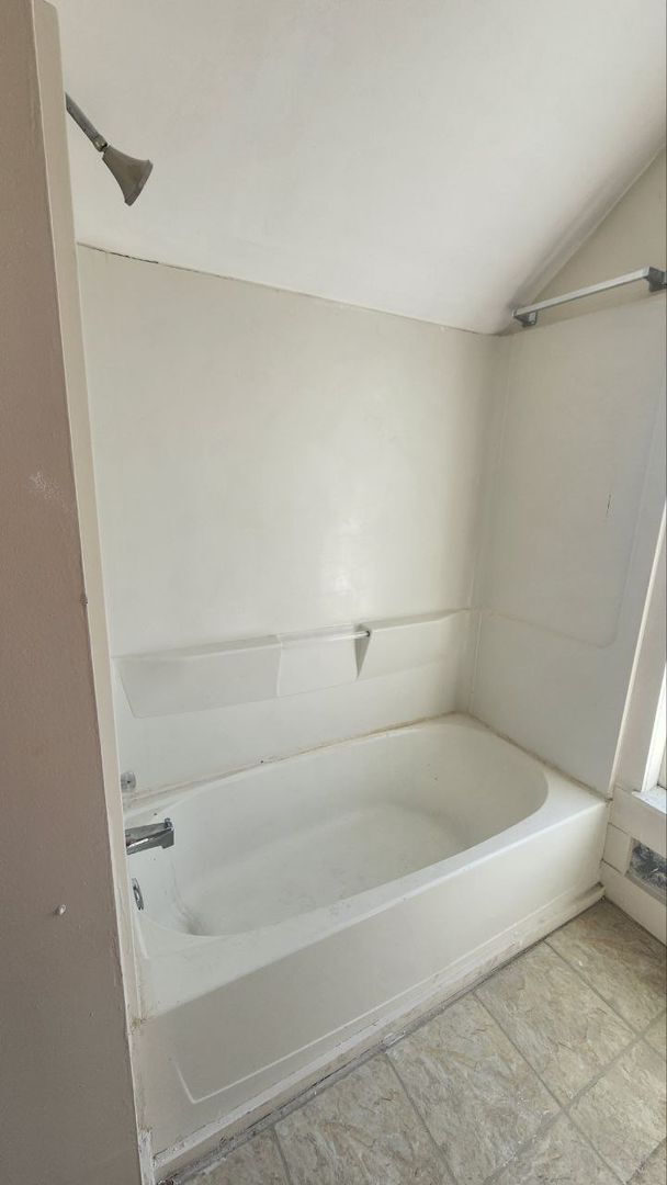 Building Photo - 3 bedroom 2 bathroom single family home | section 8 and EDEN welcomed