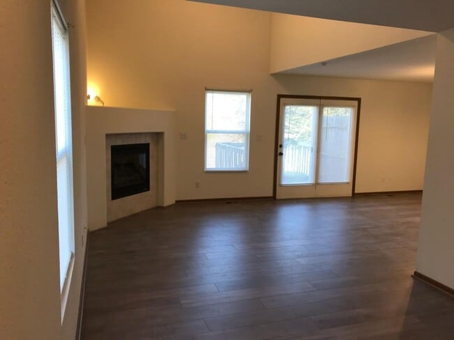 Building Photo - 3 bedroom 2.5 bth, 2car gar Washburn Rural...
