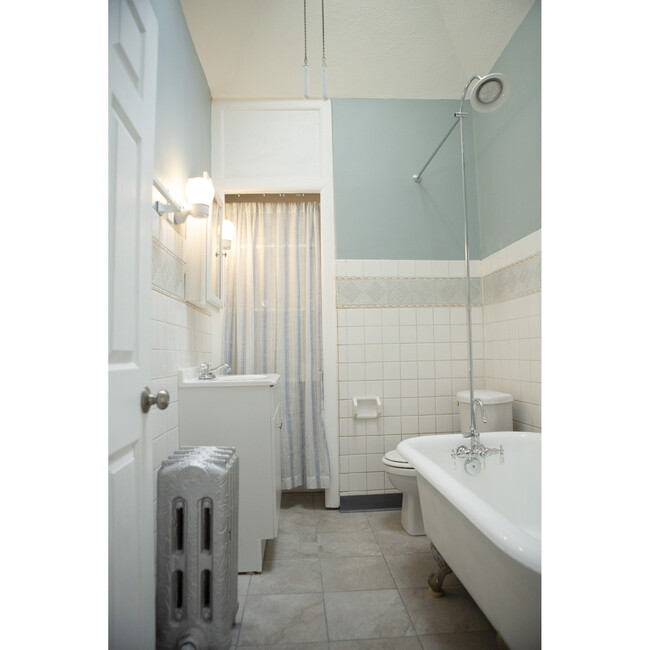 Bathroom - 5733 Catharine St