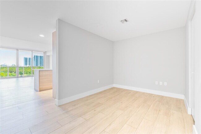 Foto del edificio - 16385 Biscayne Blvd