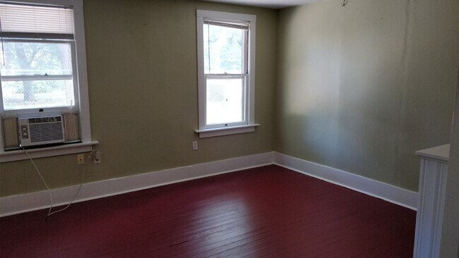 Building Photo - Cute Cottage Close to Downtown!