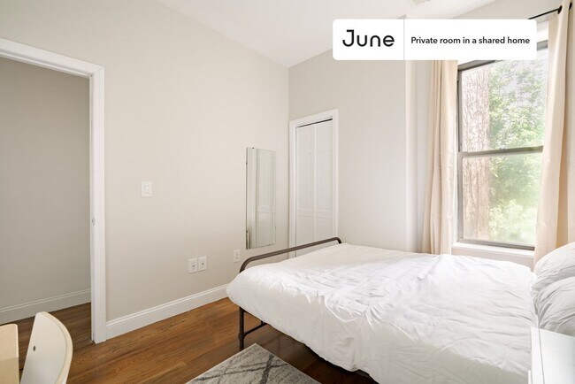 Foto del edificio - Private bedroom in 4 bed/1 bath Home