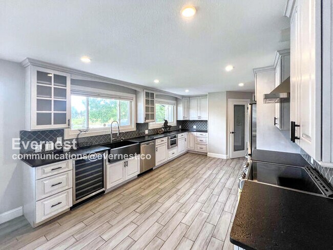 Foto del edificio - Gorgeous 5-Bedroom Duplex with Fenced Yard...