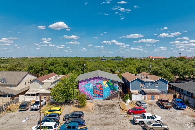 Estacionamiento en superficie disponible para los inquilinos - 8207 Sam Rayburn Dr