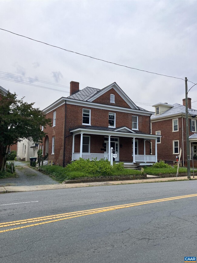 Building Photo - 812 E High St
