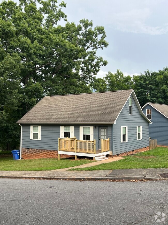 Building Photo - 20 Enka Pine St
