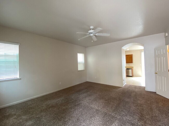 Foto del edificio - Spacious Three Story, Four Bedroom / 3.5 B...