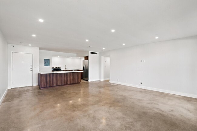 Building Photo - 2100 Sans Souci Blvd
