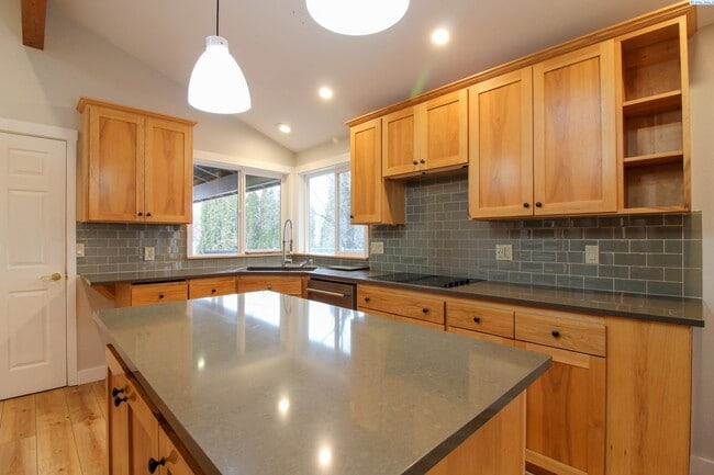 Foto del edificio - 5 Bed/3 Bath + an Office/Bonus Room House