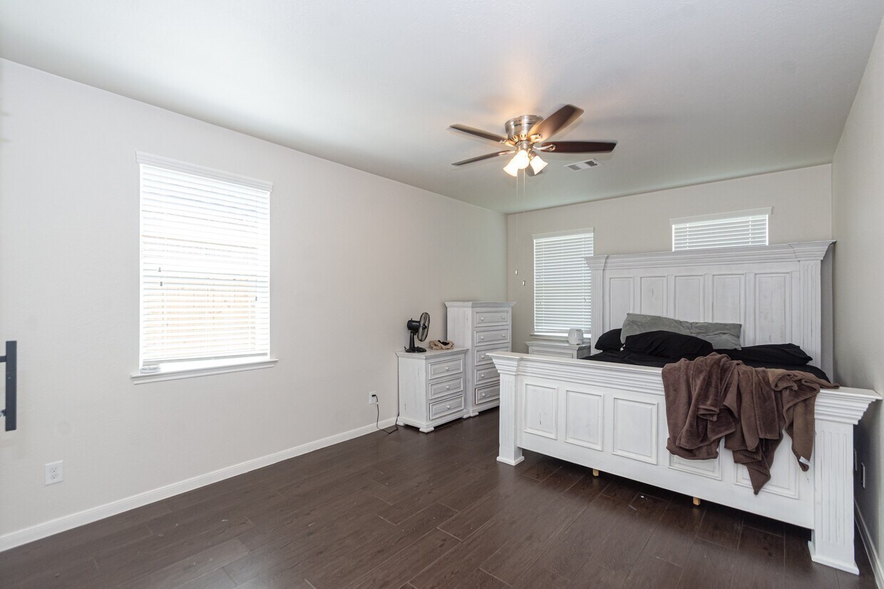 Foto principal - 8311 Bay Oaks Dr