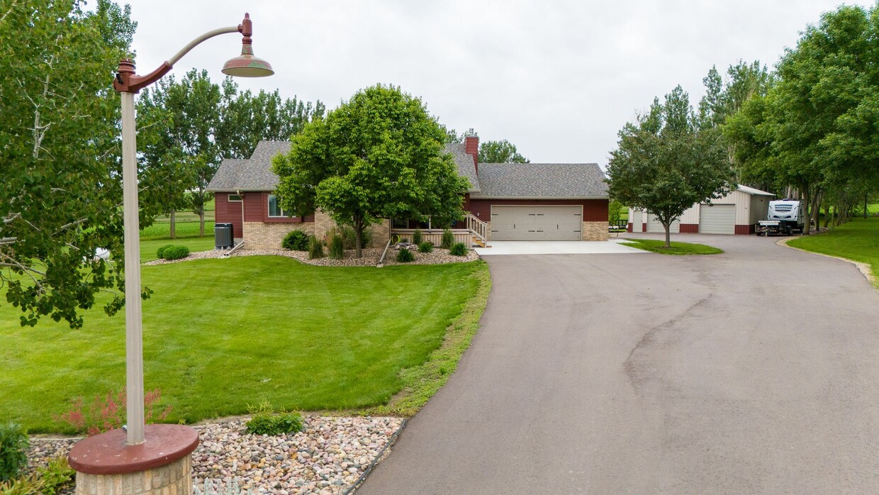 Foto principal - 4 Bedroom 3 Bath Acreage in Brandon, SD!