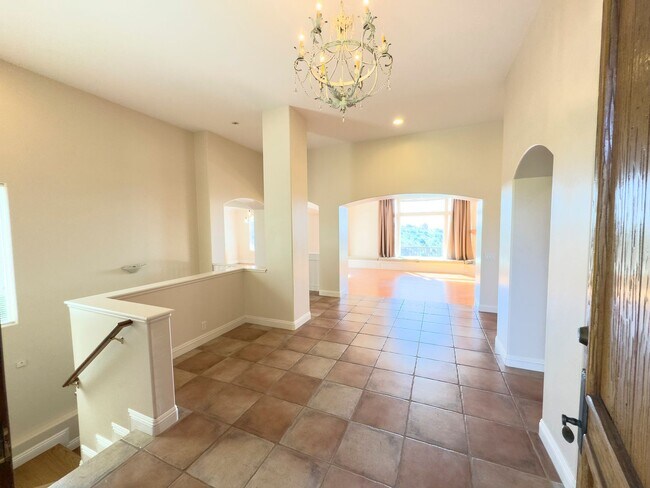 Foto del edificio - Endless Views from this secluded 4 bedroom...