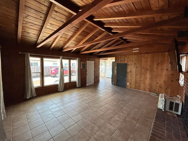 Foto del edificio - MASSIVE 6 bed 3 bath house in Prime Locati...
