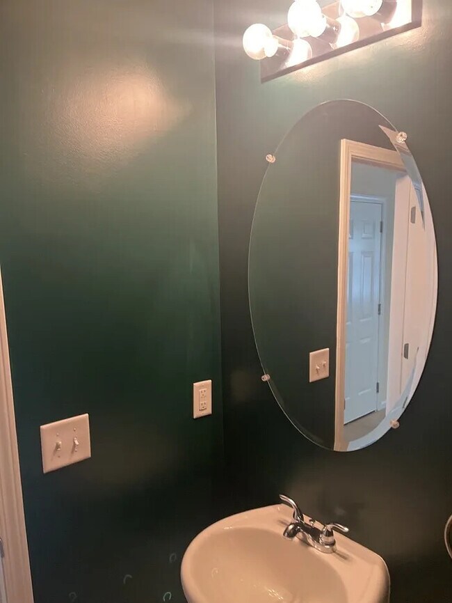 Building Photo - 4 Bedrooms 2.5 Bathrooms