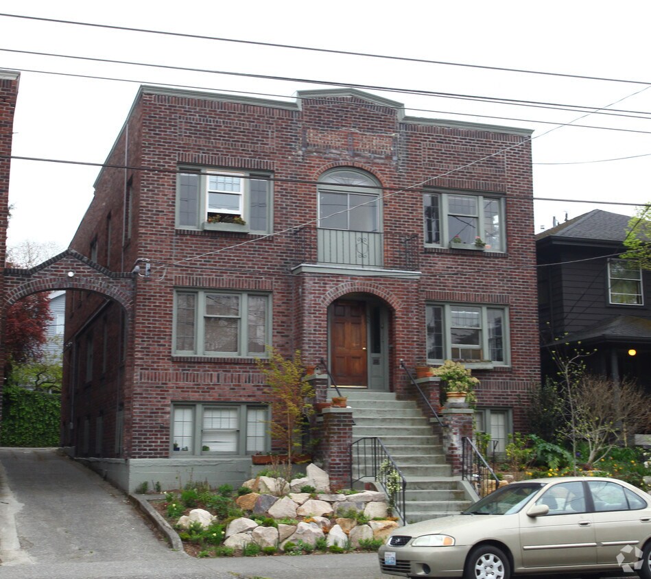 Building Photo - 718 10th Ave E