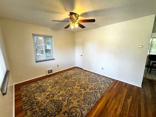 Foto del edificio - BRENTWOOD BEAUTY -- Available Now!!