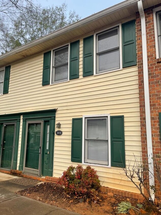 Foto principal - 2 bedroom/2.5 bath townhome in Clemmons