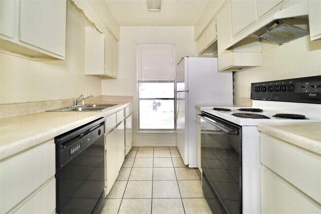 Building Photo - 3828 Cibolo Dr