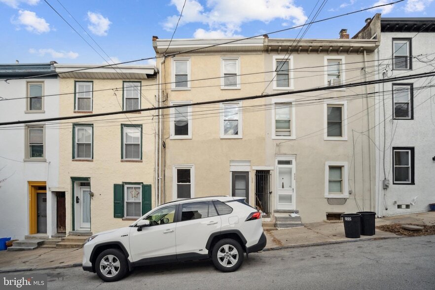 Primary Photo - 220 Dupont St