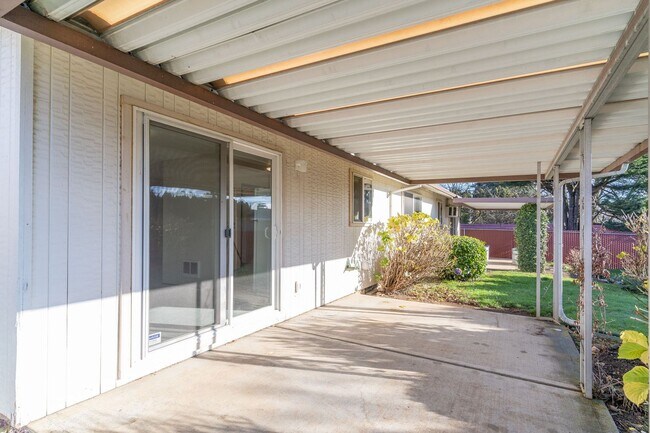 Building Photo - Wonderful home ready for new tenants!