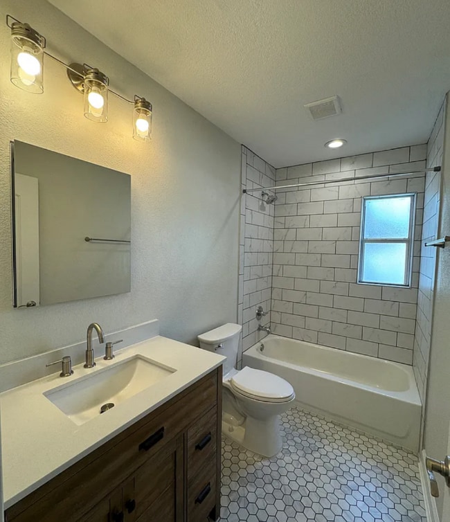 Building Photo - 3016 W Van Buren Dr