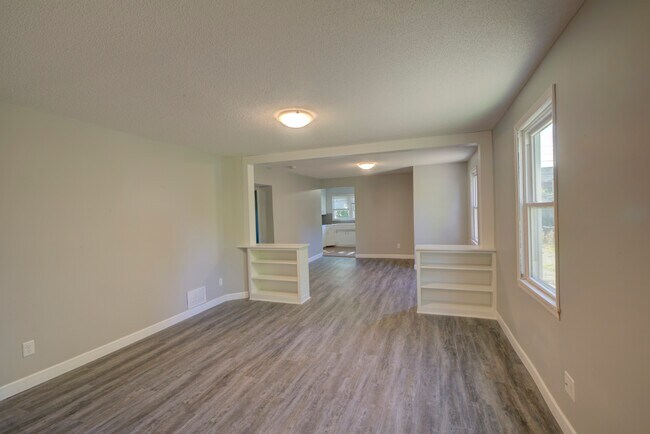 Building Photo - 3945 Van Nest Ave