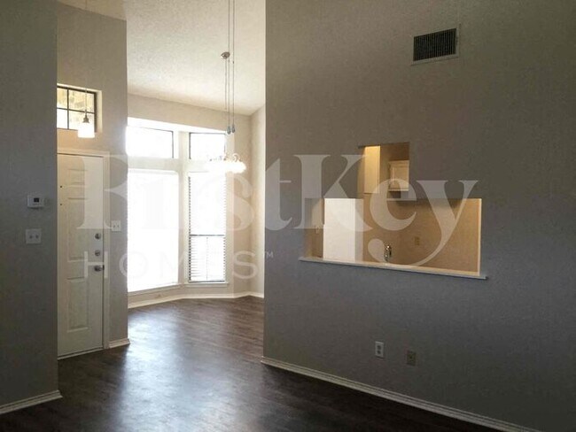 Foto del edificio - 6800 Running Creek Dr