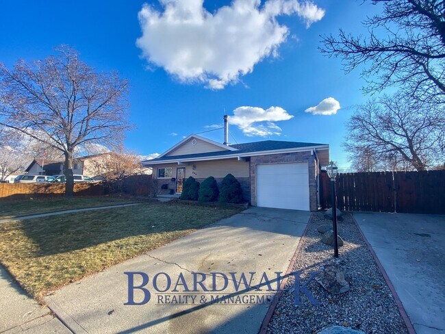Building Photo - Beautiful 5 Bedroom home in perfect location!