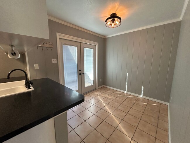 Building Photo - Modern 2-Bedroom Townhouse with Open Floor...