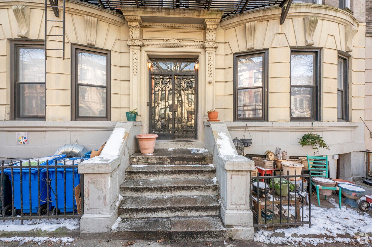 Building Entrance - 566 7th St