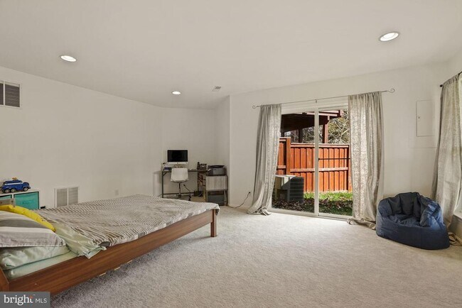 Foto del edificio - 22886 Livingston Terrace
