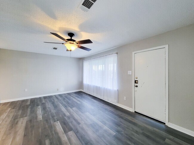 Foto del edificio - REMODELED 2 BEDROOM LEASE HOME IN LA MARQUE, TEXAS