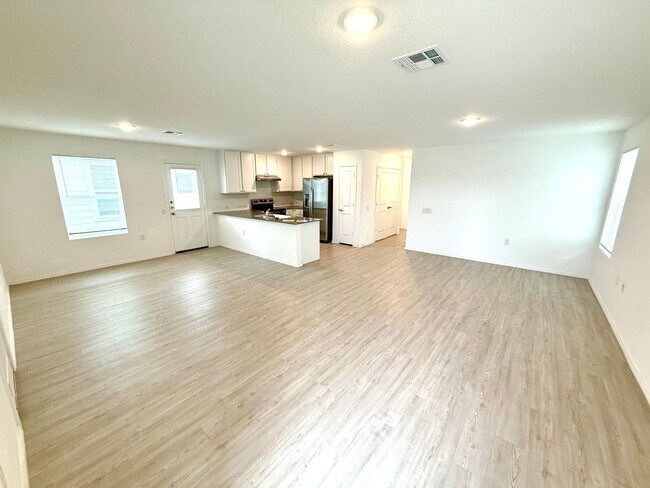 Building Photo - **APPLICATION RECEIVED** AVAILABLE NOW! 4 ...