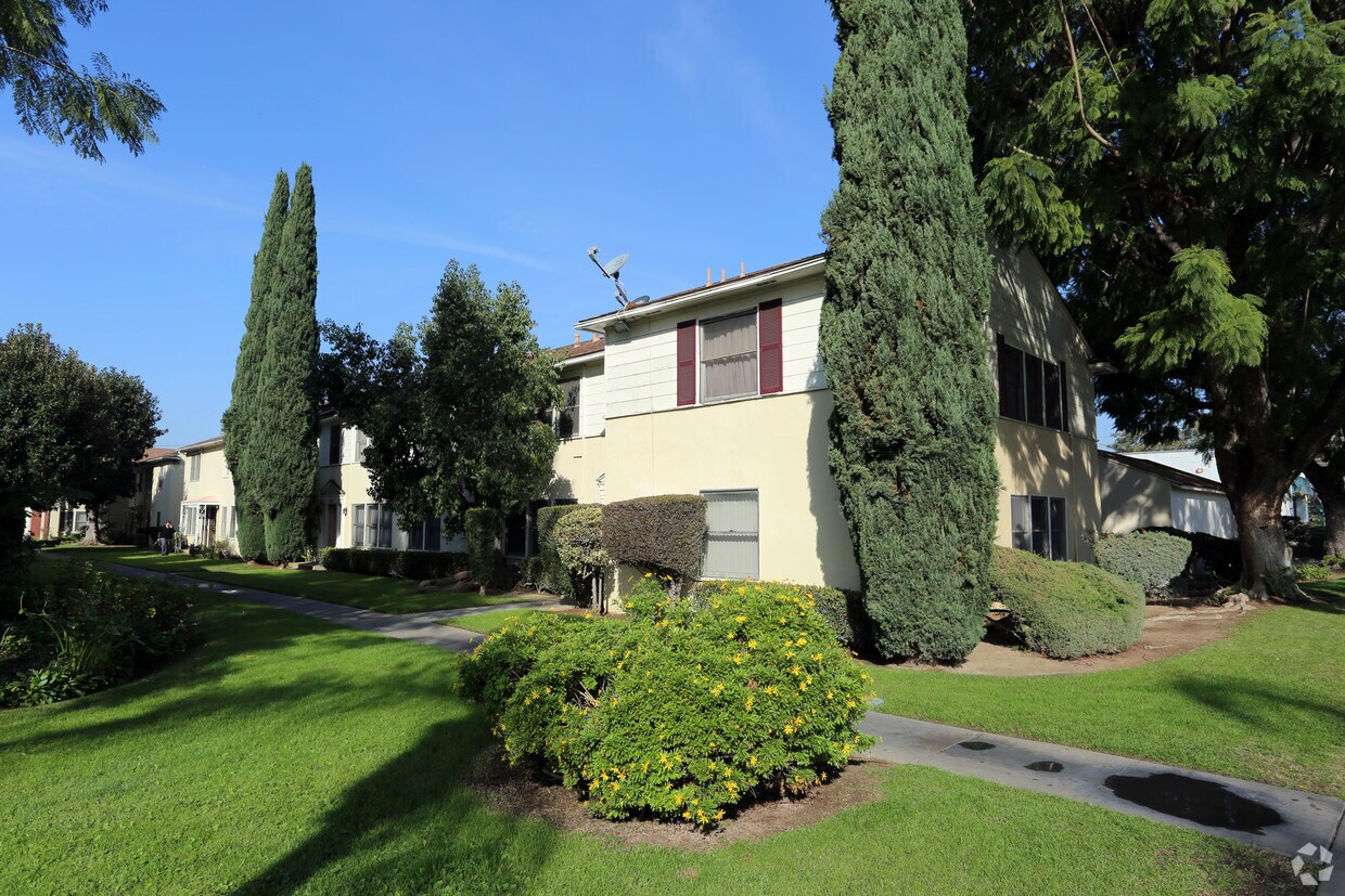 Primary Photo - Green Brier Apartments