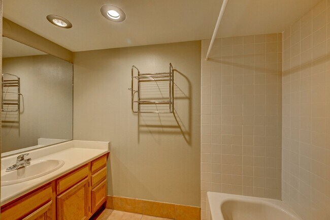 Foto del edificio - 1BR/1BA Comfortable Condo in Montclair Nei...
