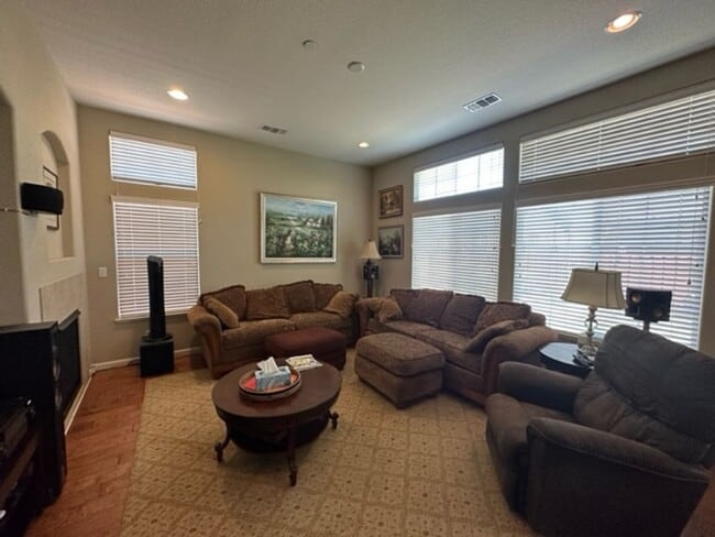 Building Photo - Springlake Home