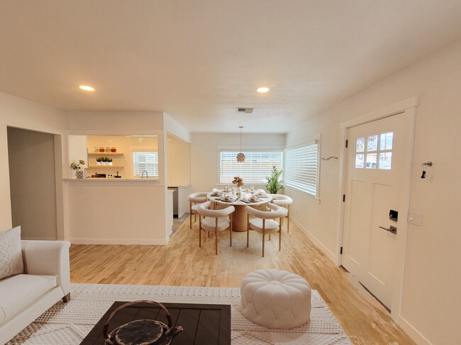 Building Photo - 823 Orondo Ave