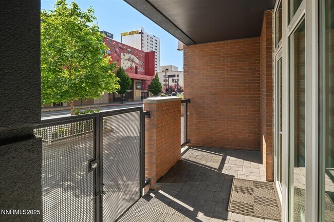 Foto del edificio - 255 N Sierra St