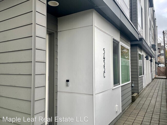 Building Photo - 3 br, 2 bath House - 5433 California Ave S...