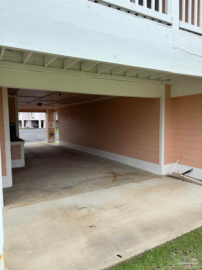 Foto del edificio - 16032 Innerarity Point Rd