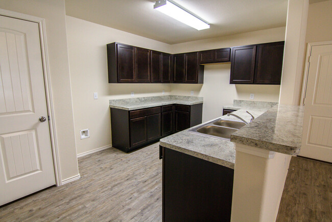 Building Photo - Oakwood Forest - 2013 Oakwood Forest Drive...