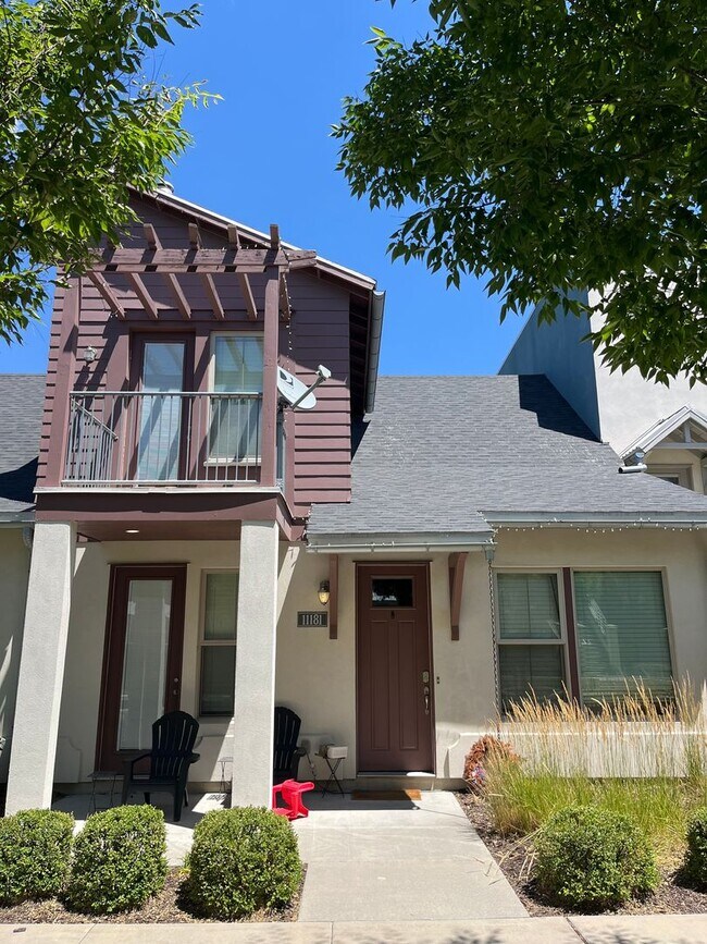 Building Photo - 3 Bedroom/2 Bathroom townhome in South Jordan