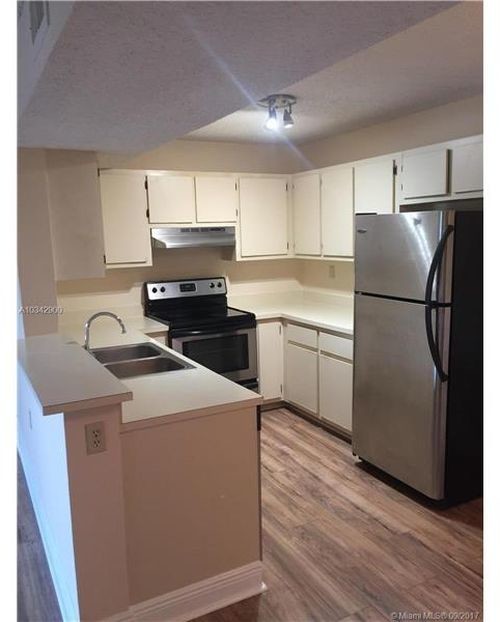 Primary Photo - 450 Palm Cir W