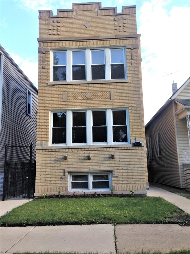 Building Photo - 3659 W Belle Plaine Ave