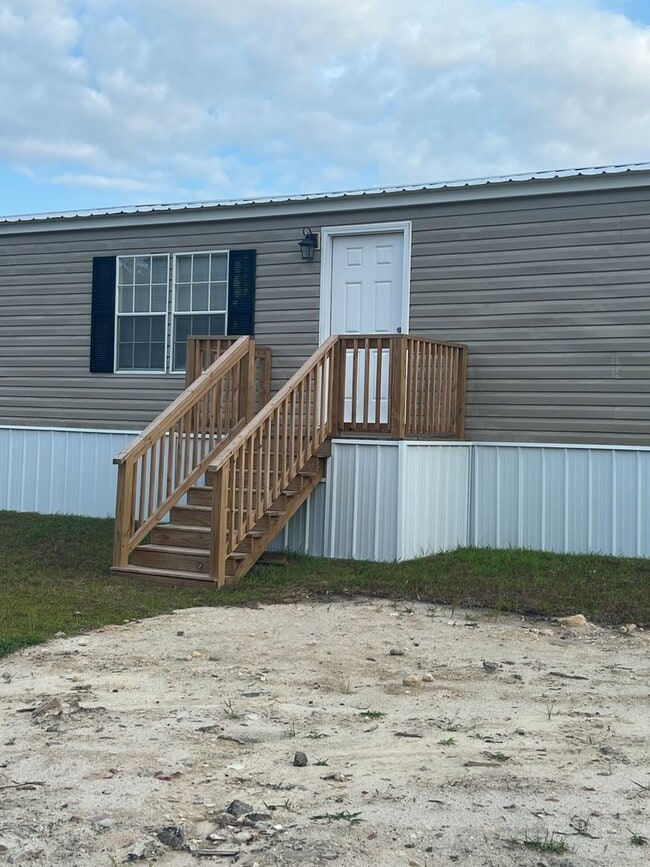 Building Photo - Move in ready!! 2BD/2BA spacious mobile home!